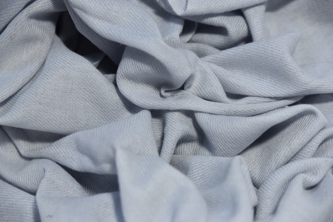 Cashmere scarf in light gray